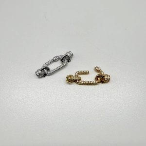 Primo piano dettagliato delle chiusure rettangolari in argento S925 con zirconi oro e argento