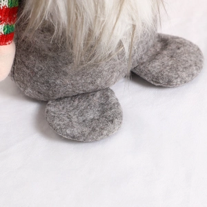Stehender Weihnachtsgnom aus Plüsch mit grauem Filzboden und weißem Kunstfellbart