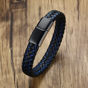 Dettaglio del bracciale medico in pelle intrecciata nera con accenti blu su legno