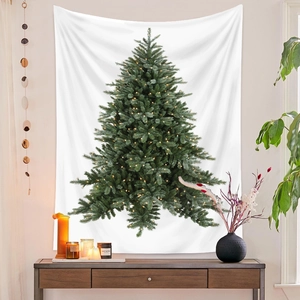 Dettaglio dell'arazzo da parete con albero di Natale su parete bianca con decorazioni