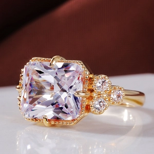 Bague luxueuse plaquée or avec grand zircon carré et bord perlé au style vintage