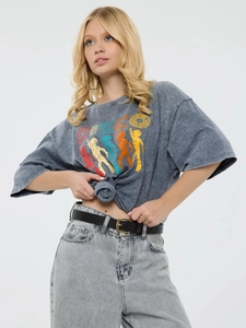 Λεπτομέρεια από γκρι acid wash t-shirt με πολύχρωμο ντίσκο τύπωμα και ρετρό γραφικά