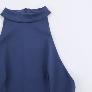 Détail du col licou bleu avec fermeture éclair invisible au dos d'une robe d'été