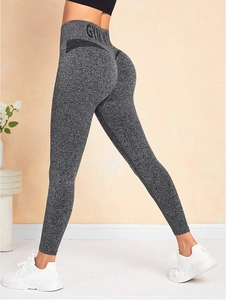 Détail du legging de yoga gris chiné taille haute avec logo GYM et effet galbant