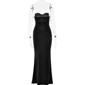 Detalle de un elegante vestido largo negro sin tirantes con corte entallado y dobladillo fluido