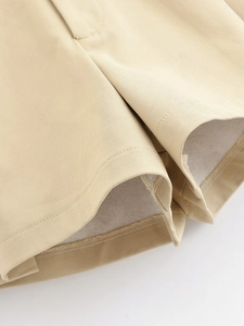 Détail macro du tissu sergé kaki avec doublure polaire douce et coutures soignées