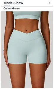 Detail der High-Waist-Yoga-Shorts in Cremegrün mit V-förmig gekreuztem Bund