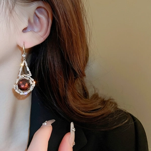 Boucles d'oreilles pendantes dorées avec cristal rouge et pavé de zircons géométriques