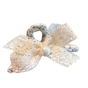 Pince à cheveux avec nœud en dentelle florale, perle et tissu crème vue de profil