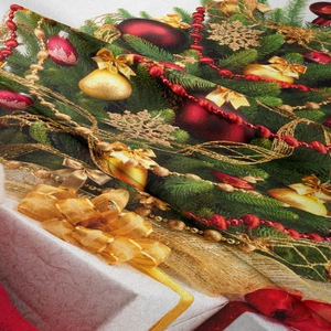 Dettaglio del tessuto dell'arazzo natalizio con motivi festivi e texture