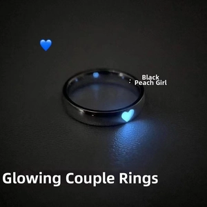 Luminous heart ring in silver metal featuring a glowing blue heart detail for couples