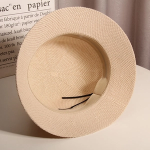 Vue détaillée du cordon de serrage interne et de la texture tressée du chapeau d'été