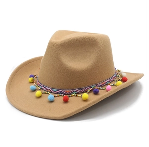 Détail du chapeau de cowboy kaki avec ruban ethnique et pompons multicolores
