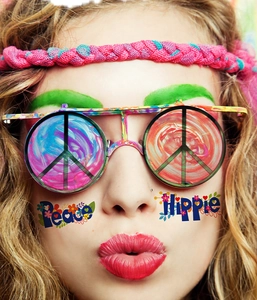 Nahaufnahme von Hippie-Friedenszeichen-Sonnenbrillen mit Gesichtstattoos und Stirnband