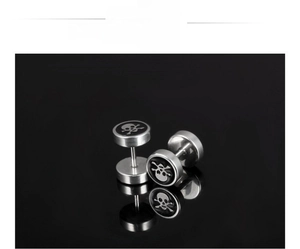 Gros plan de boucles d'oreilles tête de mort en acier inoxydable au style gothique punk