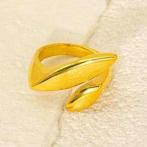 Makroaufnahme eines goldenen verstellbaren Rings mit organischem, fließendem Blatt-Design