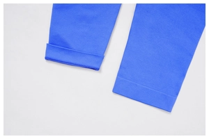 Détail du legging de yoga bleu roi montrant la maille sans couture et la finition de l'ourlet