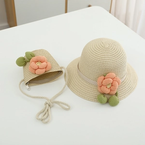 Detail von Kinder-Strohhut und Tasche-Set mit 3D-Blumen und Perlen in hellem Beige