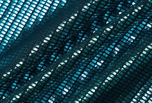 Primo piano del tessuto metallizzato ciano con lucentezza di paillettes e drappeggio elegante