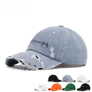 Destroyed-Denim-Baseballkappe mit Metallringen und Stickerei in vielen Farben