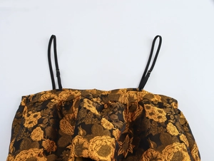 Dettaglio della trama in tessuto jacquard e del design delle spalline del top a canotta