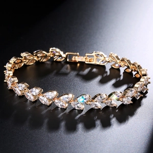 Detail eines eleganten Weizenähren-Armbands mit Marquise-Kristallen in Goldfassung