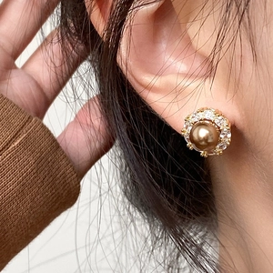 Elegant vintage stud earrings with champagne pearl and zircon halo in golden finish
