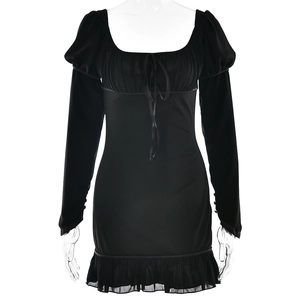 Robe mini noire à manches longues avec décolleté carré, cordon de serrage et volant