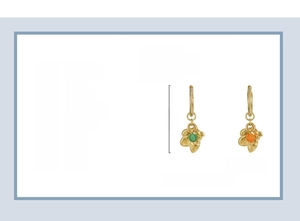 Détail de boucles d'oreilles abeille plaquées or 18K avec perles en pierre naturelle