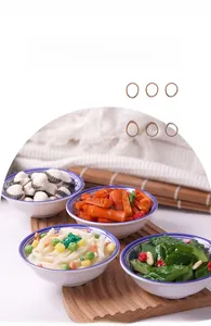 Primer plano detallado de platos chinos realistas en cuencos de porcelana azul y blanca