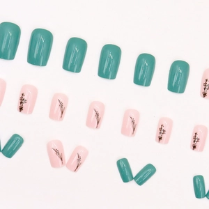 Faux ongles carrés courts couleur bleu sarcelle avec motifs floraux de muguet élégants