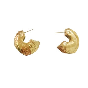 18K gold plated stainless steel C-shape earrings with vintage hammered texture