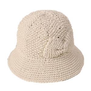 Chapeau bob en coton beige fait main avec texture crochetée et nœud décoratif