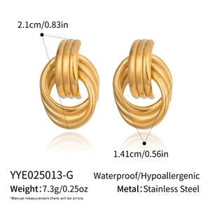 Vue détaillée des boucles d'oreilles nœud en acier doré avec dimensions et poids précis