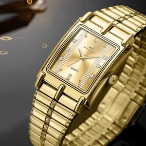 Montre à quartz carrée classique en or avec bracelet à maillons en vue latérale à 45°