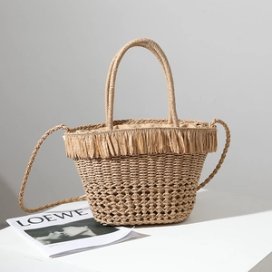 Borsa a mano in paglia intrecciata con frange di conchiglie per vacanze al mare