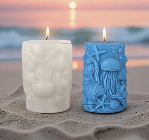 Dettaglio di candele 3D a tema marino con incisioni di meduse e conchiglie in spiaggia