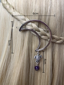 Detailed view of silver moon hair clip with turtle pendant and 6cm size parameters