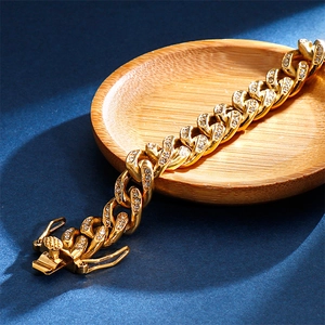 Dettaglio del bracciale a catena cubana placcato oro con pavé di diamanti su vassoio