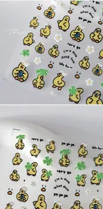 Vue détaillée des autocollants 3D pour ongles avec canards jaunes et motifs floraux gaufrés