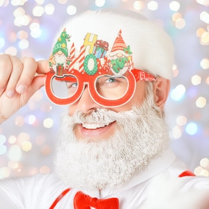 Lunettes de fête de Noël avec gnomes de Noël et design ajouré avec texte HO HO HO