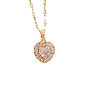 Collana con ciondolo a cuore dorato e zirconi luccicanti su uno sfondo bianco pulito