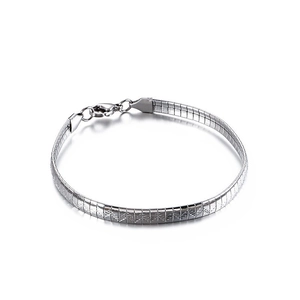 Bracelet plat en acier inoxydable argenté texturé avec fermoir mousqueton et chaînette