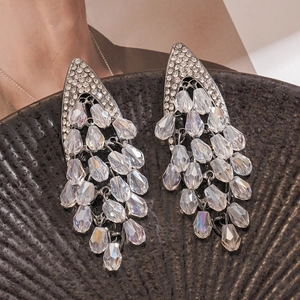 Exquisite hohle Diamant-Ohrhänger mit Regenbogen-Kristallen und dunklem Metall-Finish