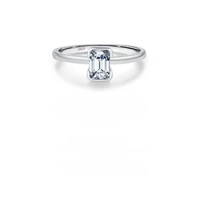 Vue macro de moissanite taille émeraude sertie sur un anneau en argent S925 poli