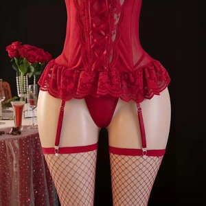 Gros plan sur un ensemble de lingerie en dentelle rouge avec porte-jarretelles et bas