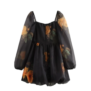 Robe courte en organza à fleurs avec encolure carrée et manches bouffantes en noir