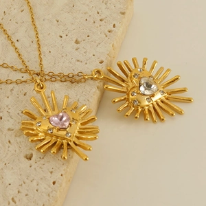 Colliers cœur rayons de soleil dorés avec cristaux de zircon roses et clairs sur pierres