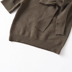 Haut chic en maille marron à manches courtes avec un grand nœud décoratif élégant