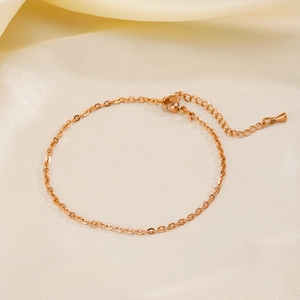Bracelet de cheville minimaliste en acier inoxydable rose doré sur tissu de soie beige